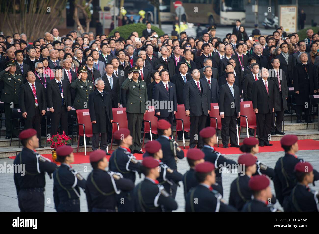 Macao, Cina. Xx Dec, 2014. Chui Sai On (terza R, anteriore), chief executive della regione amministrativa speciale di Macao, Li pista (3a L, anteriore), Direttore dell Ufficio di collegamento del governo centrale a Macao e Hu Zhengyue (2a R, anteriore), commissario del Ministero degli Affari Esteri nella RAS di Macao, frequentare un alzabandiera cerimonia per festeggiare il quindicesimo anniversario di Macao del ritorno alla madrepatria a Macao, Cina del sud, Dic 20, 2014. Credito: Lui Siu Wai/Xinhua/Alamy Live News Foto Stock