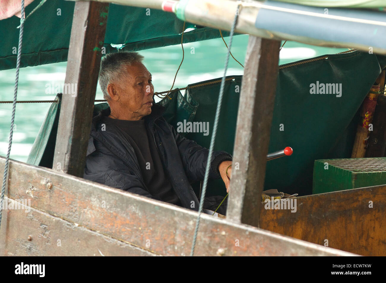 Anziani in Sampan cinesi Sailor in attesa di Business su Cheung Chau Isola, Hong Kong. Foto Stock