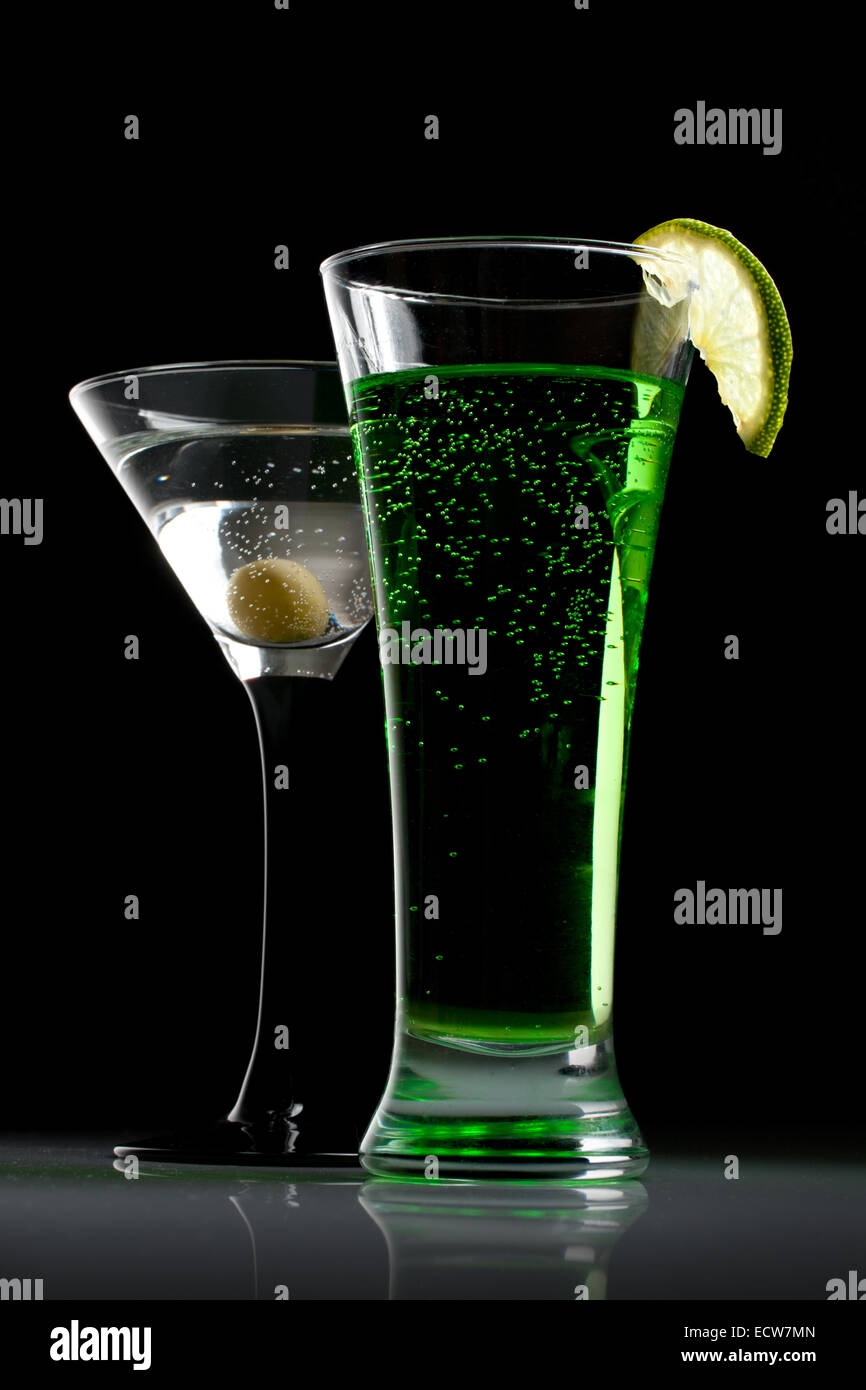 Martini cocktail con olive e calce Foto Stock