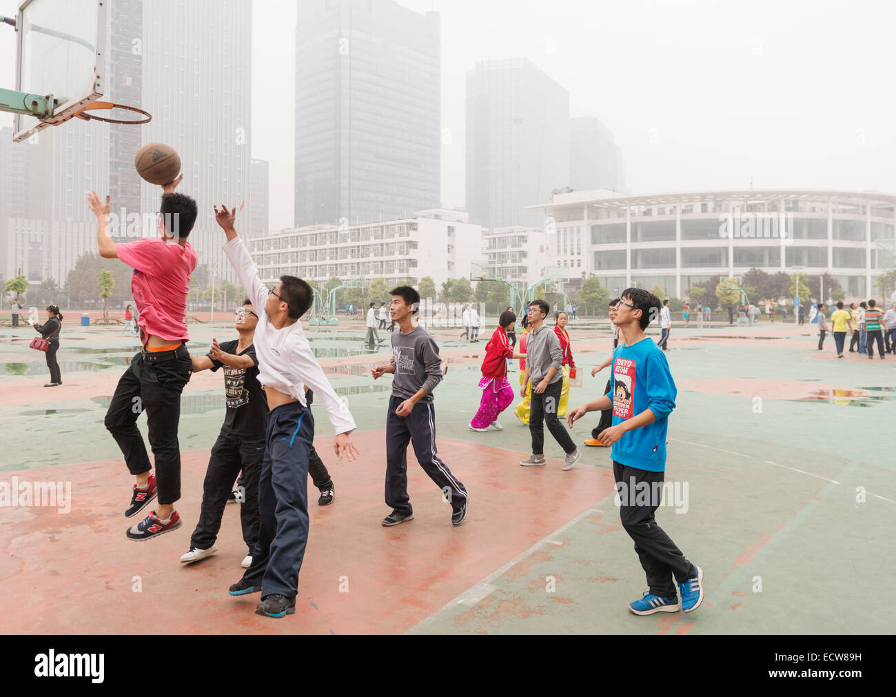 Gli studenti a giocare a basket in ZhengZhou, Henan, Cina Foto Stock