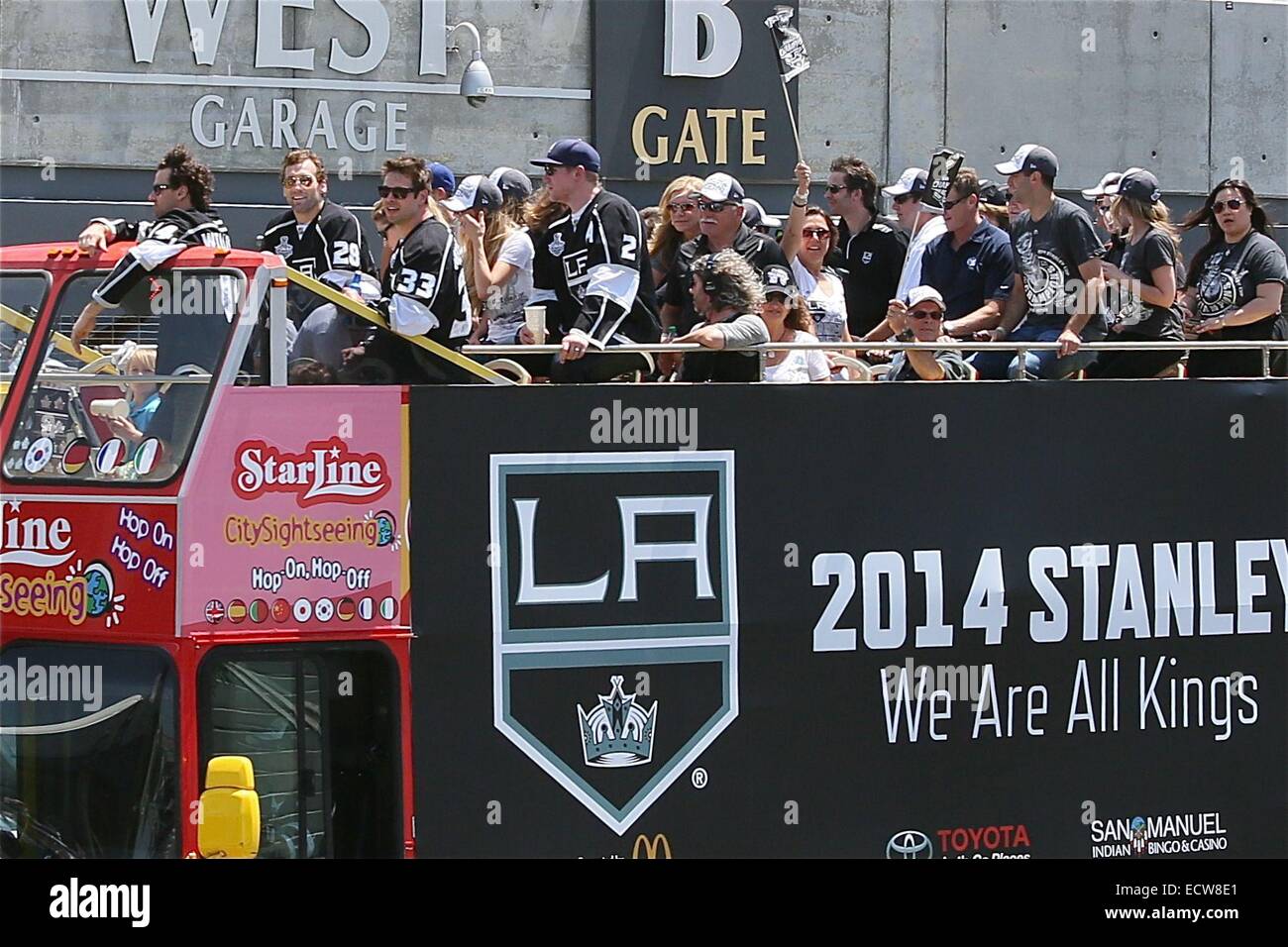 Los Angeles Kings campionato parade di L. A. come i membri sono in distinti starline autobus e auto attraverso l'area del centro cittadino con: Los Angeles Kings dove: Los Angeles, California, Stati Uniti quando: 17 Giu 2014 Foto Stock