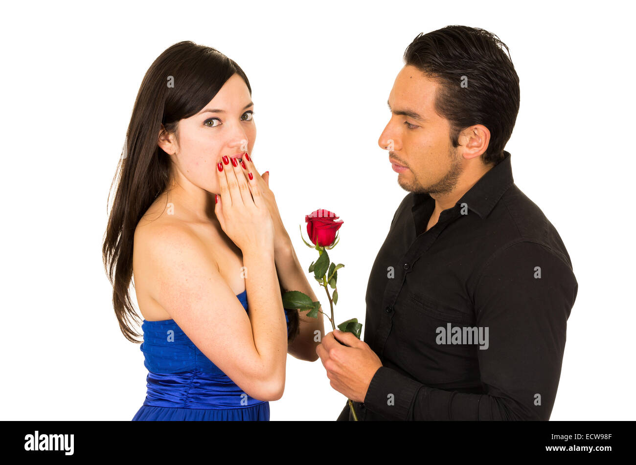 Giovane bella ragazza riceve una rosa rossa da uomo bello Foto Stock