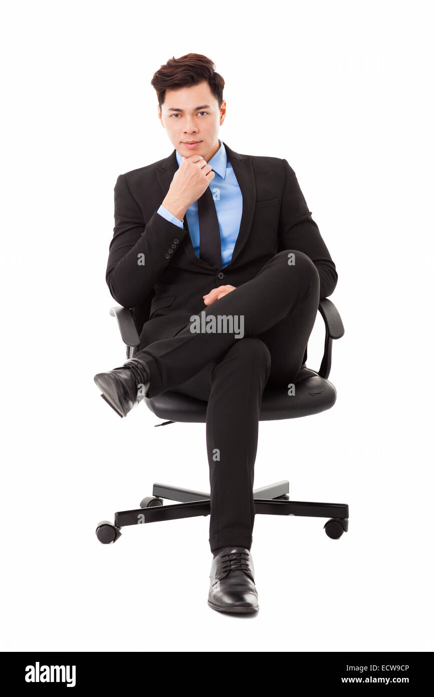 Giovane imprenditore seduto in una sedia e di pensiero Foto Stock