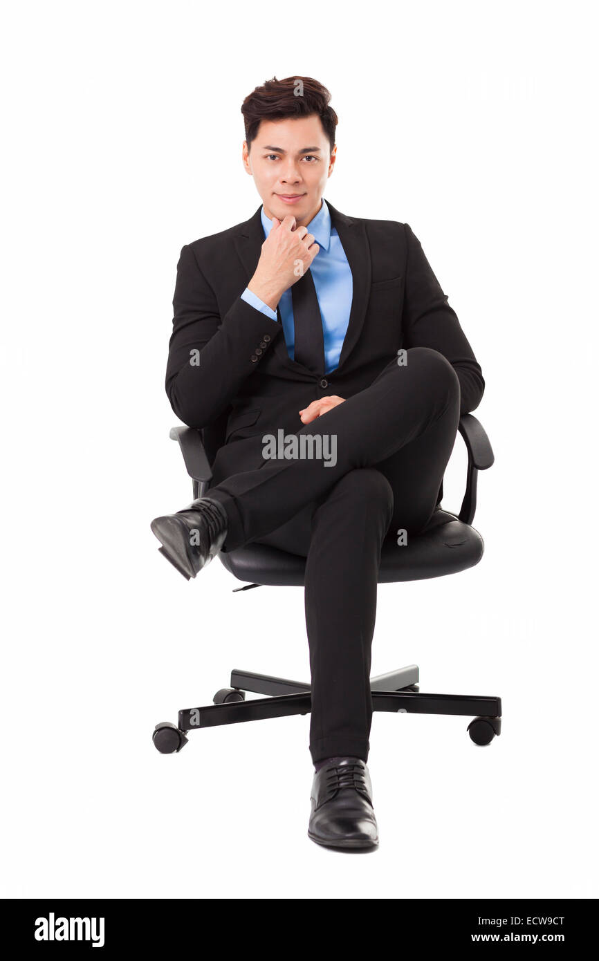 Giovane imprenditore seduto in una sedia e di pensiero Foto Stock