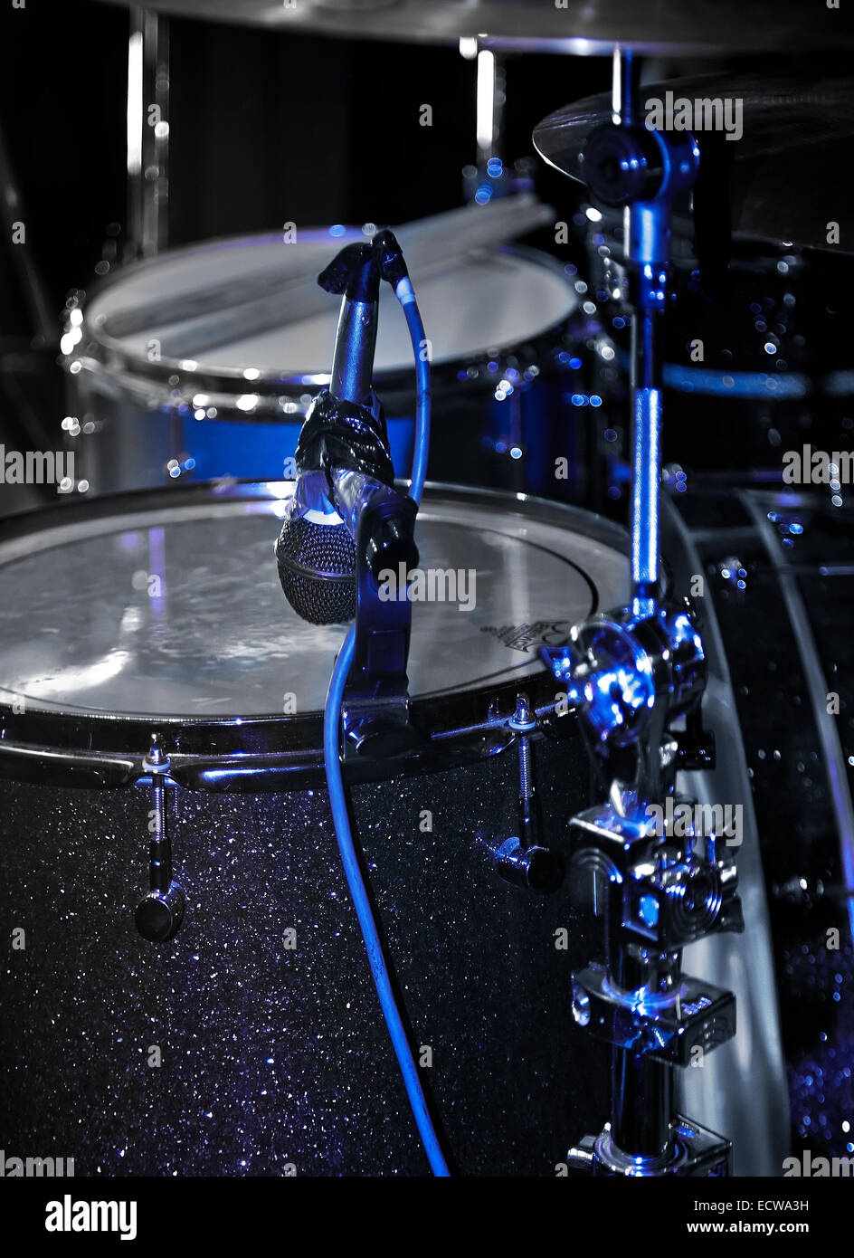 Rock drum set con miked tom tom. bastoni sul tamburo rullante Piatto cromato stand Foto Stock