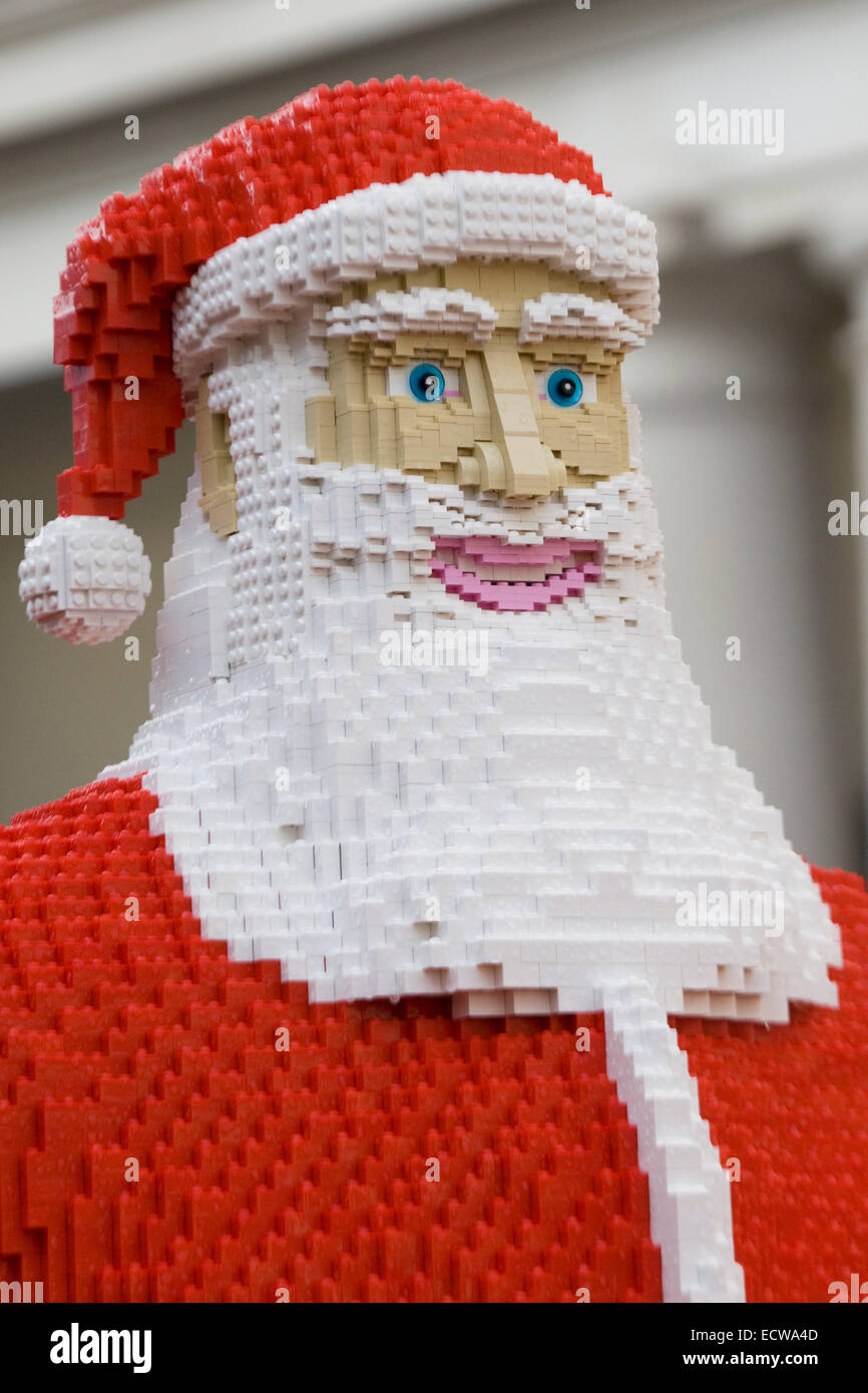 Babbo Natale realizzato da Lego visualizzati in Covent Gardens Londra Inghilterra Foto Stock