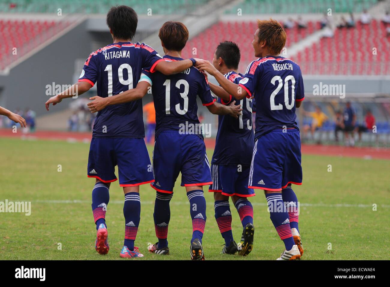 No Gen. Pyi Taw, Myanmar. Xvii oct, 2014. (L-R) Koya Kitagawa, Takumi Minamino, Shota Kaneko, Yosuke Ideguchi (JPN) Calcio/Calcetto : Koya Kitagawa (L), Takumi Minamino (seconda a sinistra), Shota Kaneko (seconda a destra) e Yosuke Ideguchi (R) del Giappone festeggia dopo aver segnato il loro primo obiettivo durante l'AFC U-19 Championship 2014 Quarti di finale match tra Giappone 1(4-5)1 Corea del Nord a Wunna Theikdi Stadium di Nay Gen. Pyi Taw, Myanmar . © AFLO/Alamy Live News Foto Stock