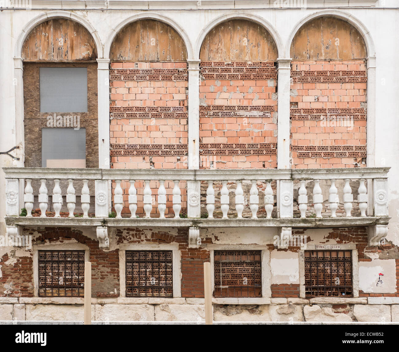 Un edificio occupato a Venezia, Italia, è intavolato con mattoni per arrestare gli intrusi di entrare nell'edificio. Foto Stock