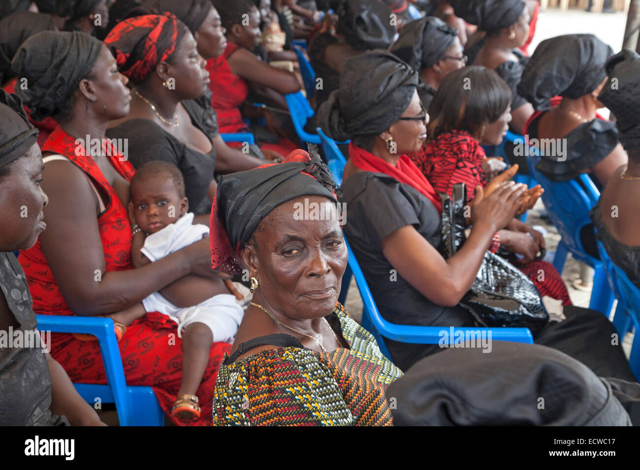 Lutto al funerale del leader locale, Cape Coast, in Ghana, Africa Foto Stock