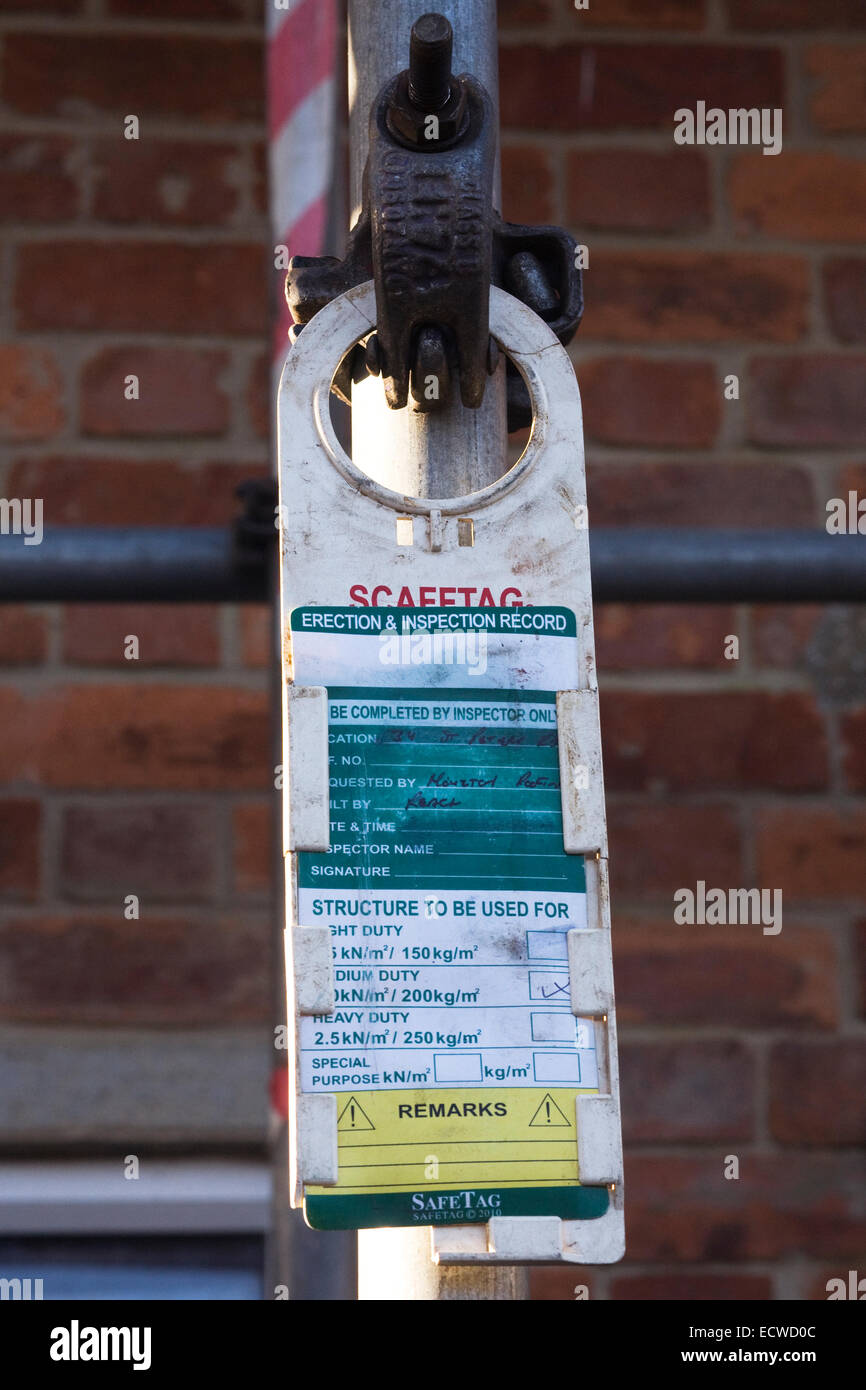 Etichetta di sicurezza sui ponteggi eretto intorno a un edificio. Foto Stock