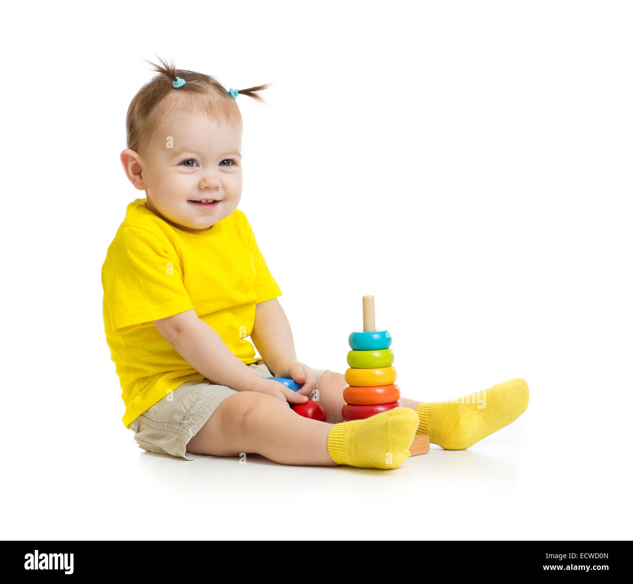 Funny baby giocando con colorate piramide di legno isolato Foto Stock
