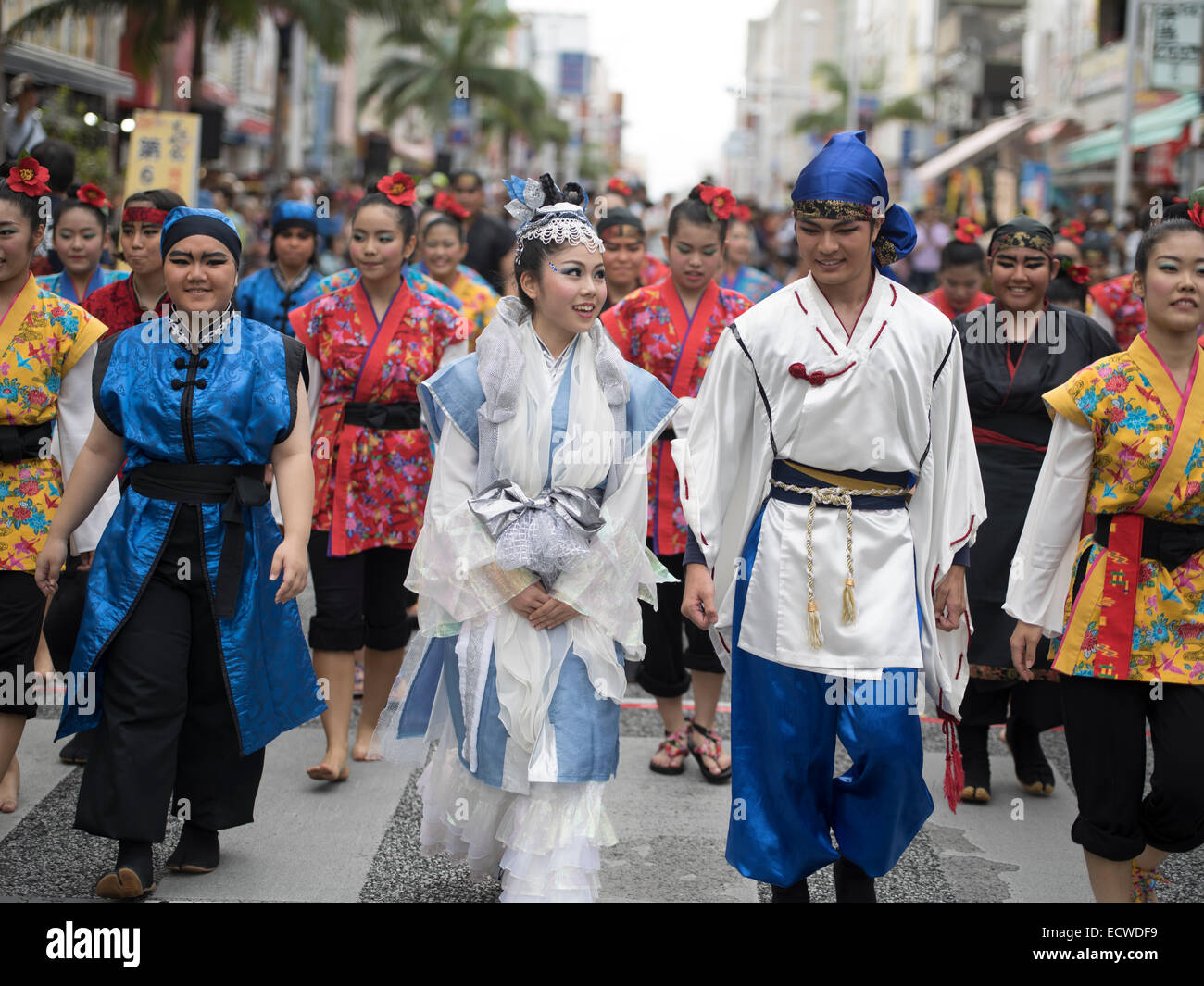 Il Castello di Shuri Festival tenutosi nella città di Naha, Okinawa. Ha luogo la processione verso il basso dal castello e lungo kokusai-dori. Foto Stock