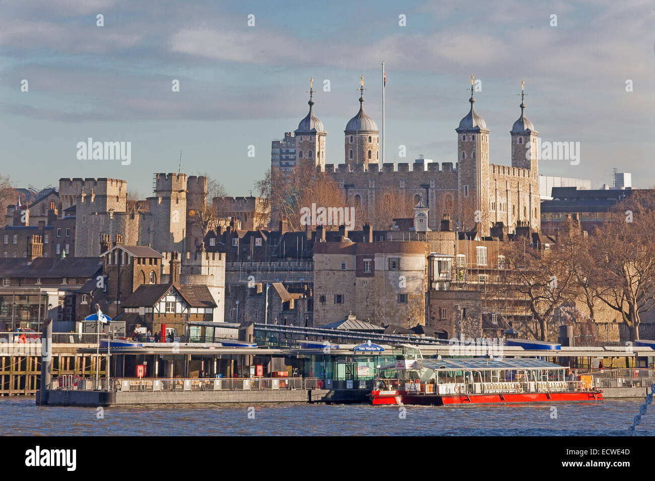 Vista sul fiume per la banca del Nord e la Torre di Londra da parte della regina a piedi a Southwark Foto Stock