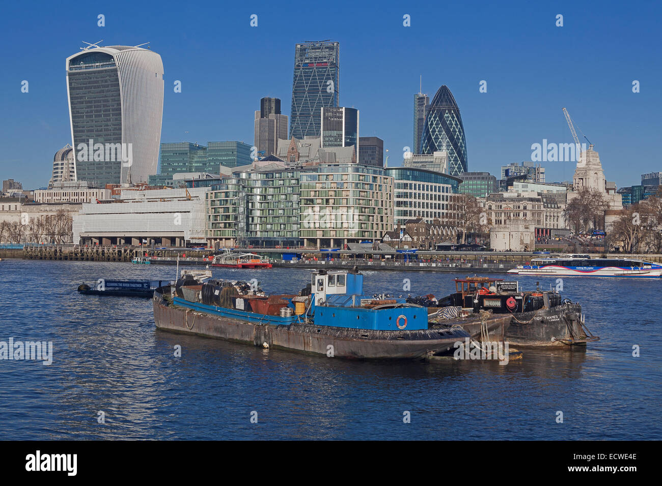 Vista sul fiume per la città di Londra da parte della regina a piedi a Southwark Foto Stock