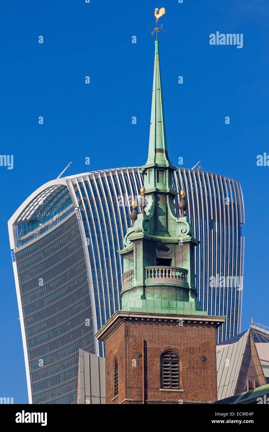 City of London tutti Hallows dalla torre con la 'WalkieTalkie' dietro Foto Stock