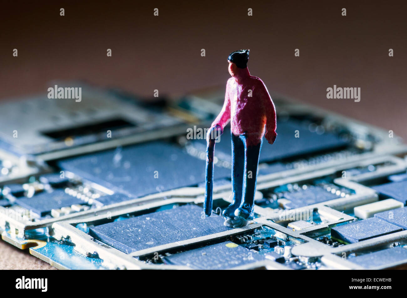 Smart phone con scheda madre mini figura in studio di impostazione Foto Stock