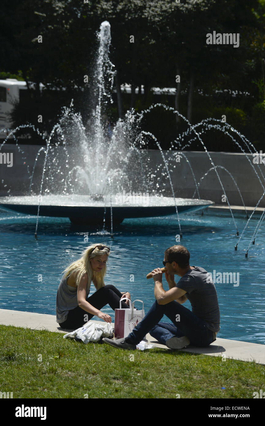 I membri del pubblico per godere del sole da una fontana nei pressi del Marble Arch offre: pubblico dove: Londra, Regno Unito quando: 17 Giu 2014 Foto Stock