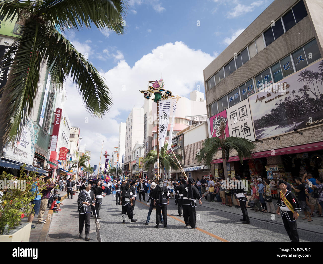 Il hatagashira ( banner / bandiera ) sfilano davanti alla più grande del mondo di tiro della fune, Kokusai Street, citta' di Naha, a Okinawa, Giappone Foto Stock