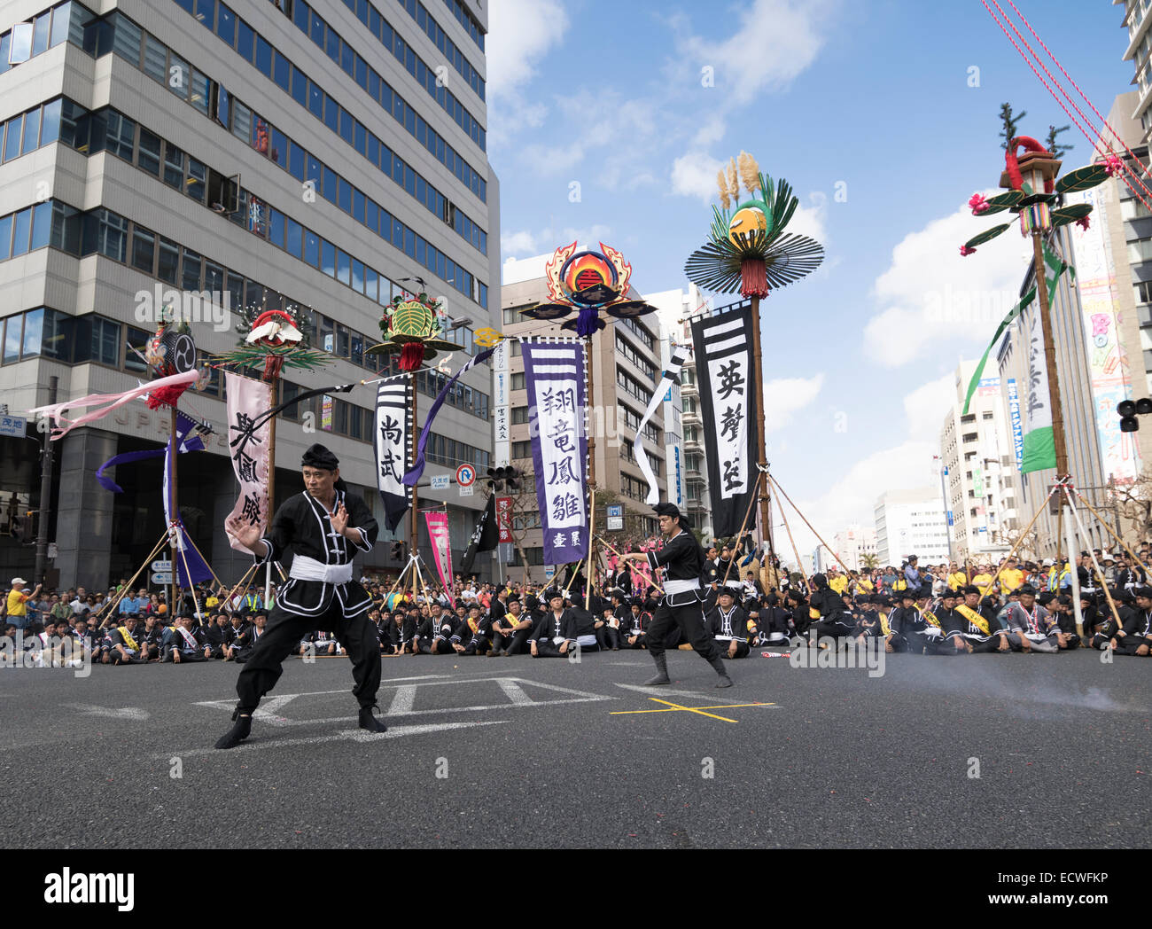 Il hatagashira ( banner / bandiera ) parata e dimostrazione di karate prima il più grande del mondo di tiro della fune, citta' di Naha, Okinawa Foto Stock
