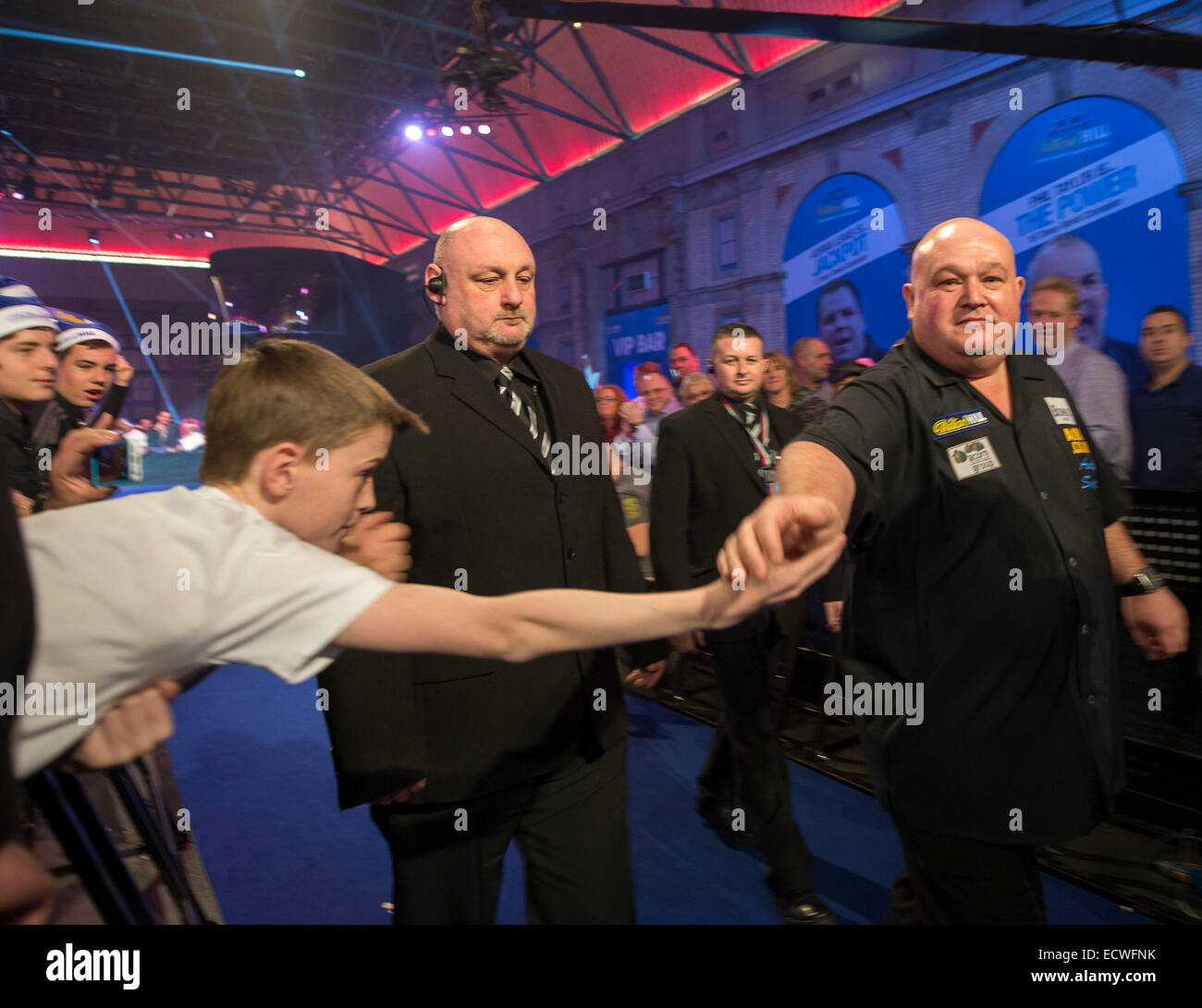 Londra, Regno Unito. Xx Dec, 2014. William Hill mondo freccette campionato. Andy Smith (28) [ita] fa il suo modo per la fase prima della sua partita contro Ronny Huybrechts [BEL]. Credito: Azione Sport Plus/Alamy Live News Foto Stock