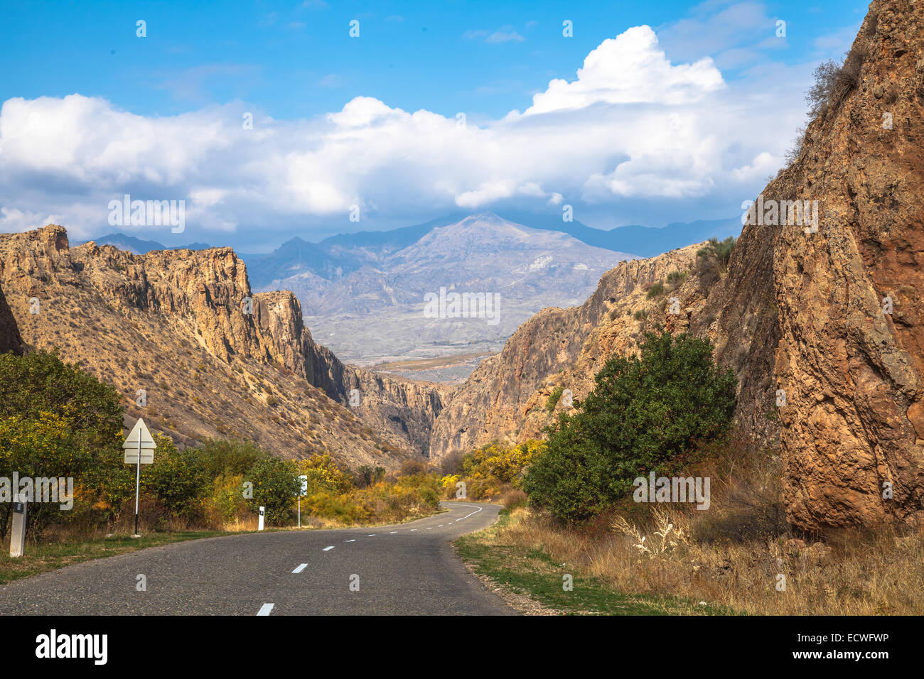 La vista della strada in Armenia in autunno Foto Stock