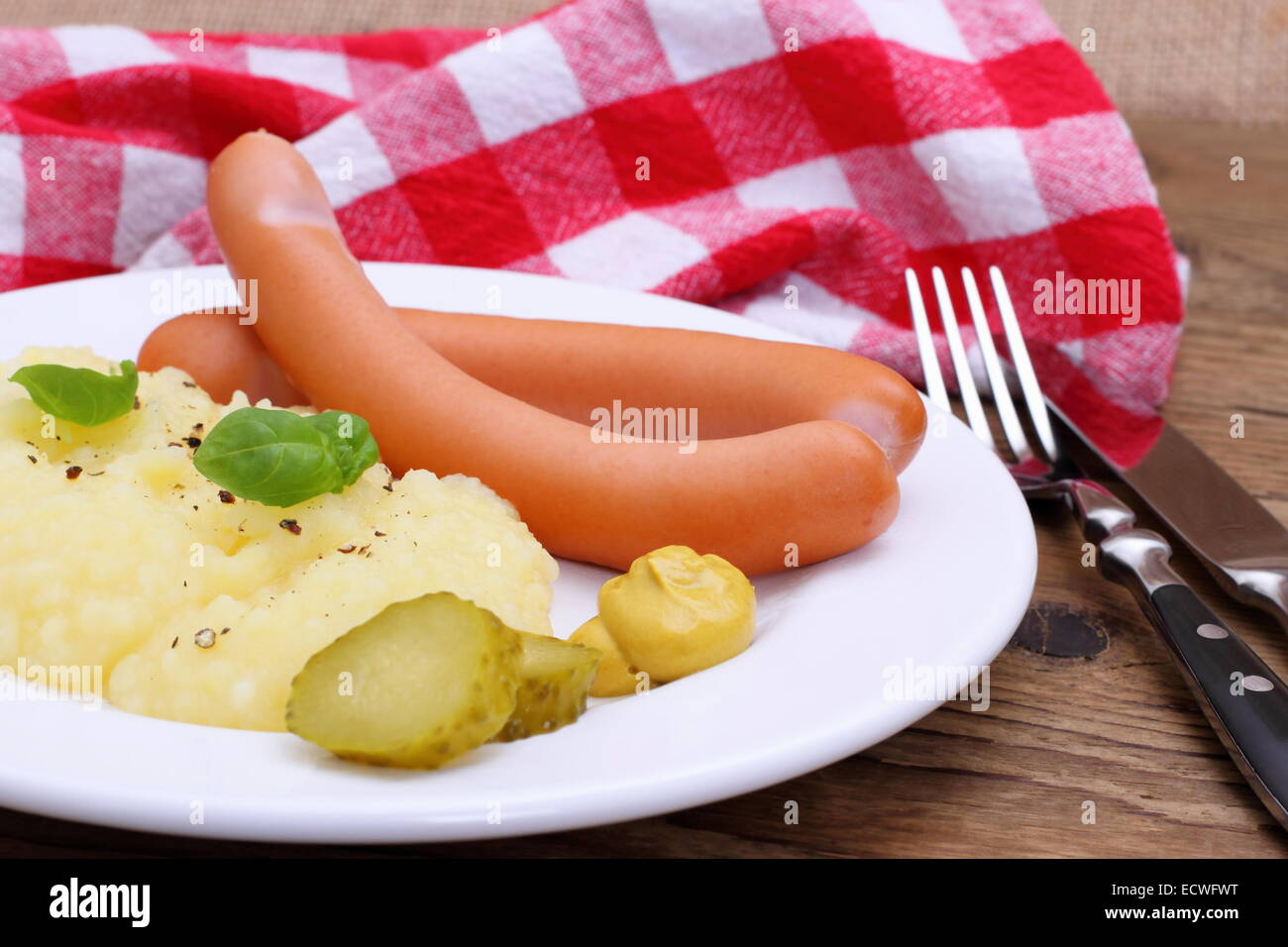 Wiener salsiccia con purè di patate, senape, close up Foto Stock