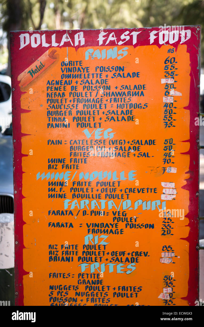 Maurizio, Flic en Flac, spiaggia pubblica, Dollar fast food snack menu di stallo con francese fusion indiana Foto Stock