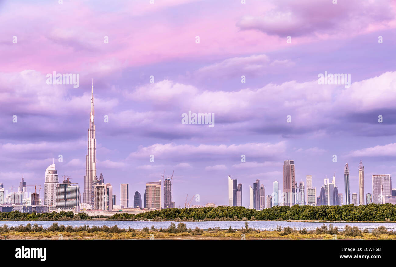 Bellissimo paesaggio urbano di Dubai, rosa cielo nuvoloso oltre il lusso della città araba, futuristico di moderni edifici, costosi resort Foto Stock