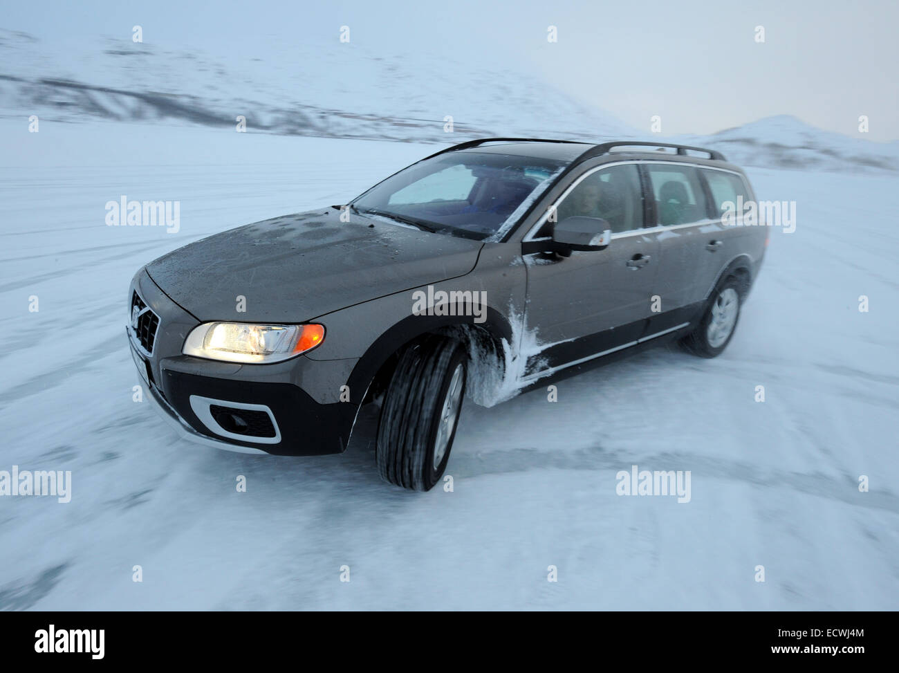 Car guida su neve e ghiaccio vicino al circolo polare artico in Svezia. Volvo XC70 utilizzando gli pneumatici invernali Foto Stock