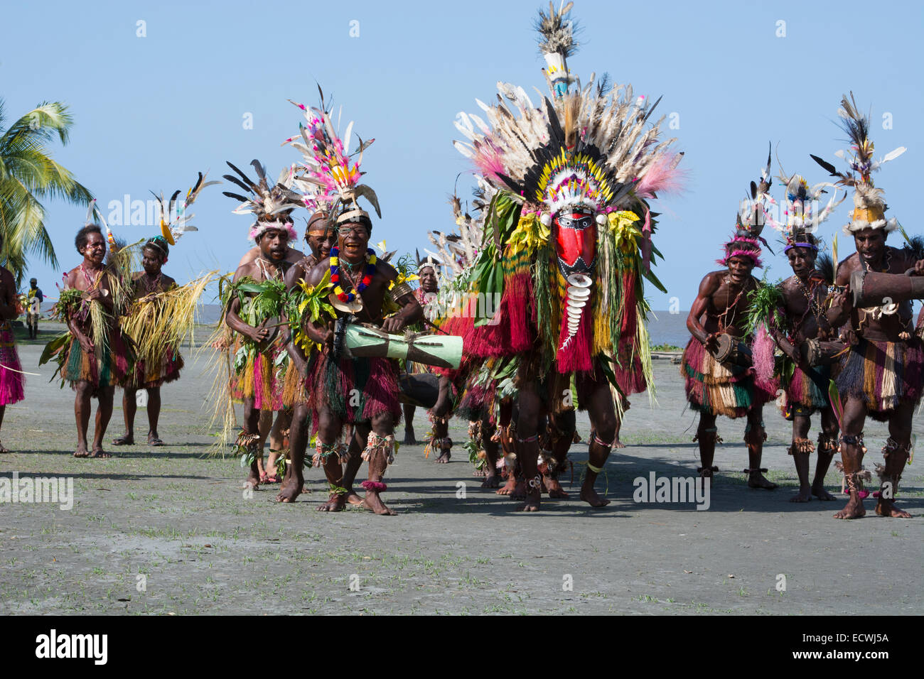 La Melanesia, Papua Nuova Guinea, fiume Sepik area, villaggio di Kopar. Tipico sing-sing benvenuti danza. Foto Stock