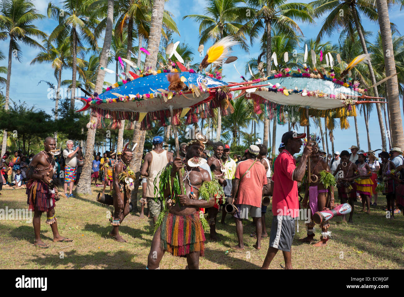 La Melanesia, Papua Nuova Guinea, fiume Sepik area, Murik laghi, Karau Village. Gli abitanti di un villaggio di vestiti in costumi cerimoniali. Foto Stock