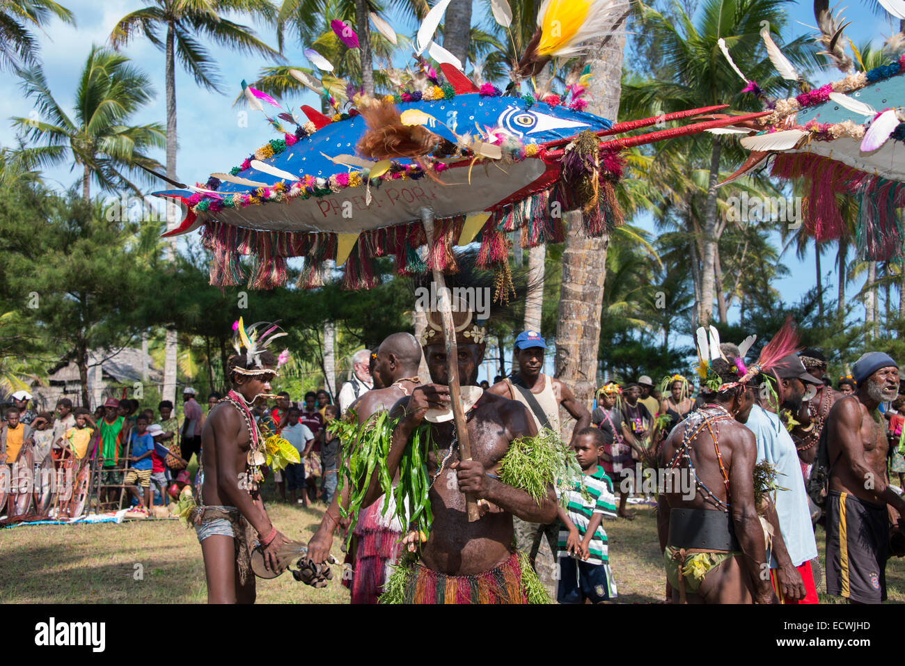 La Melanesia, Papua Nuova Guinea, fiume Sepik area, Murik laghi, Karau Village. Gli abitanti di un villaggio di vestiti in costumi cerimoniali. Foto Stock