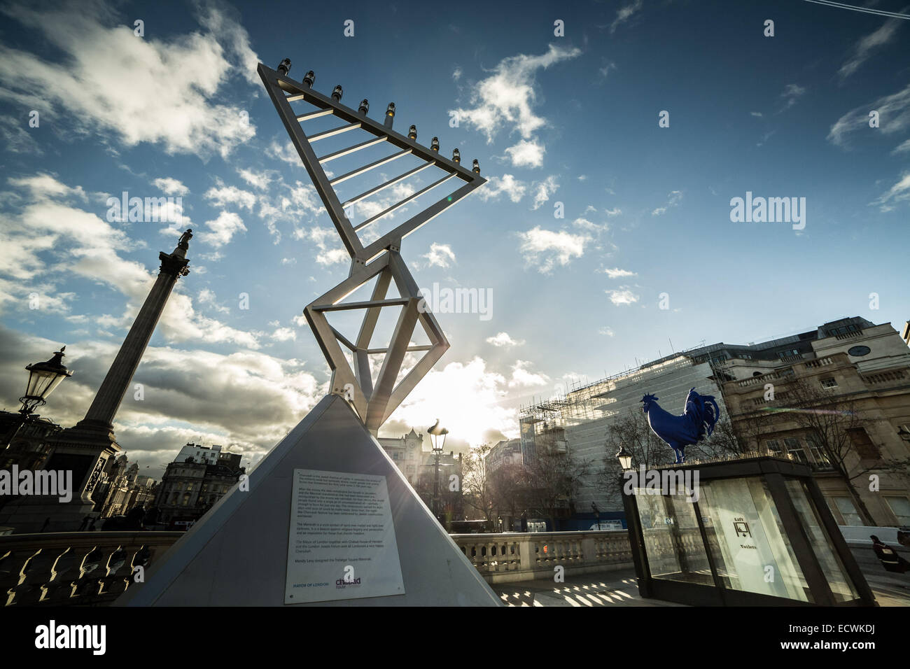 Londra, Regno Unito. Xx Dec, 2014. Il Menorah per Chanukah - La festa ebraica della luce in Trafalgar Square Credit: Guy Corbishley/Alamy Live News Foto Stock