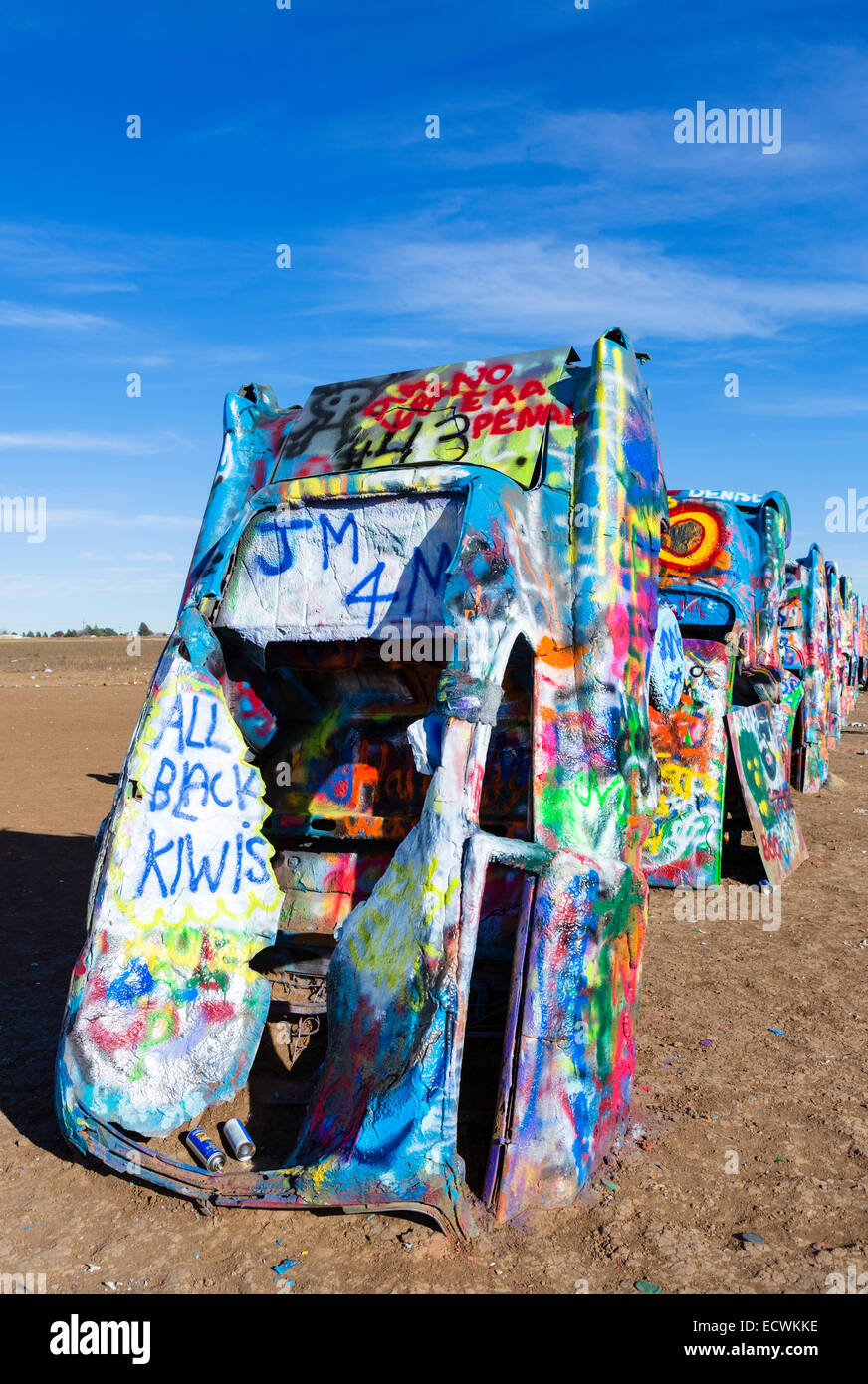 Cadillac Ranch, un pubblico arte di installazione appena fuori Amarillo, Texas, Stati Uniti d'America Foto Stock