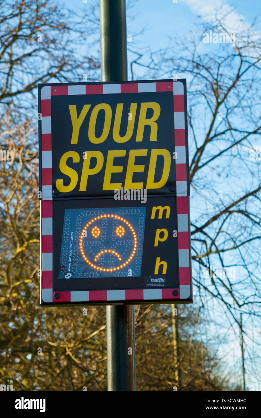 Indicatore di velocità periferica (SID) nel Kent su 30 mph miglia orarie del tratto di strada: visualizza la velocità di avvicinamento delle auto / veicolo. Foto Stock