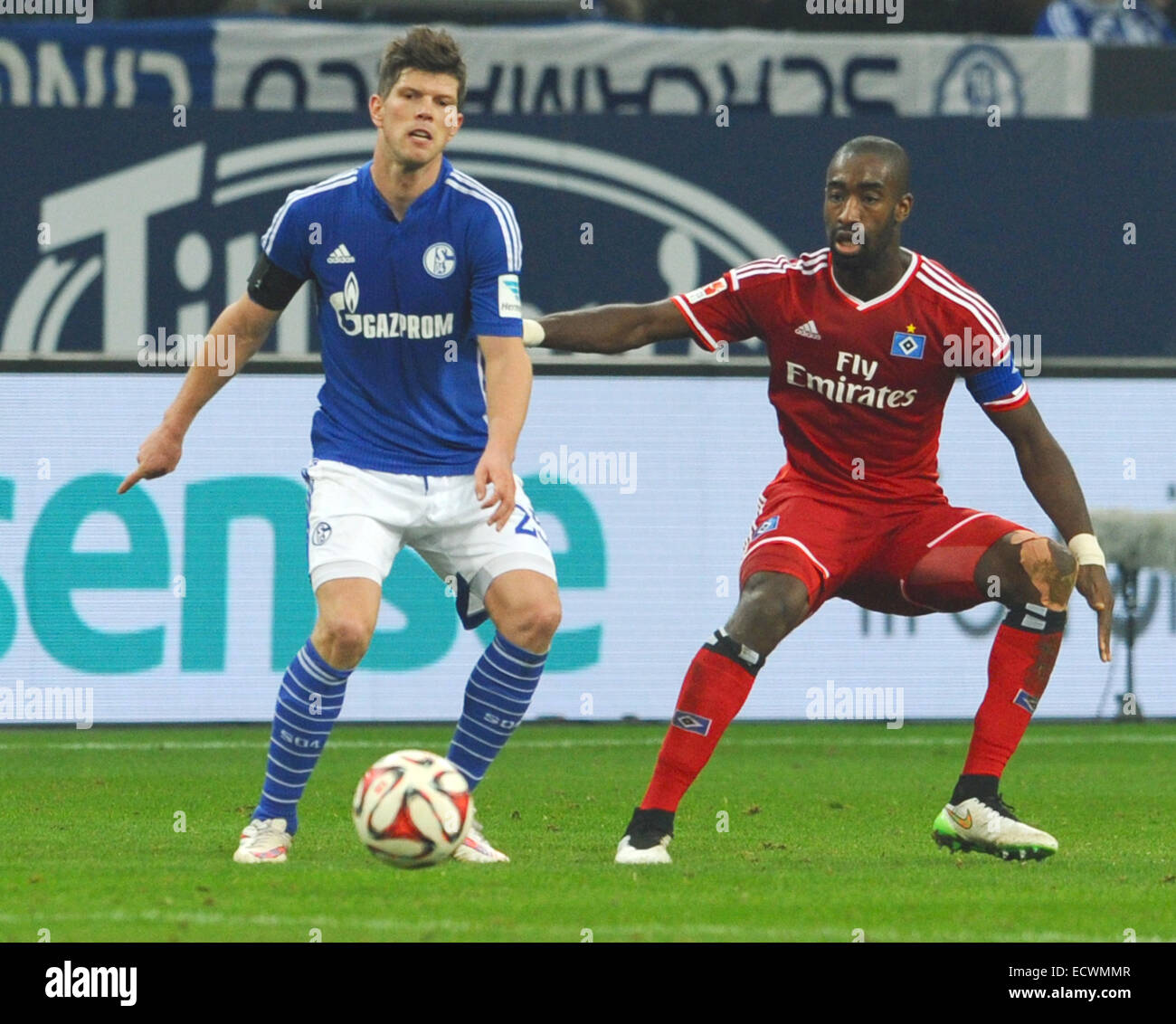 Schalke scontrino Klaas-Jan Huntelaar affiancato da Amburgo defender Johan Djourou in un 0-0 a Gelsenkirchen sabato. Huntelaar ha esteso il suo contratto a Schalke per altri due anni fino al 2017. Foto: Caroline Seidel/dpa Foto Stock