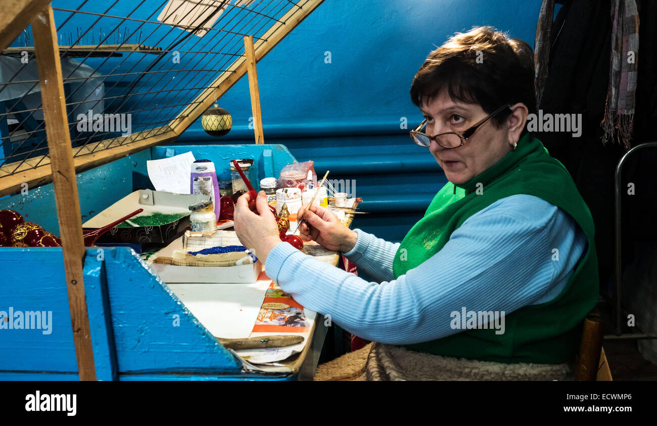 Klavdievo, Ucraina. Xx Dec, 2014. Artista al lavoro. -- Klavdievskaya fabbrica di Ornamenti natale - la più antica azienda di questo profilo in Ucraina. È stato aperto nel 1946. In tempi sovietici era una delle tre società in URSS, che specializzata nella produzione di decorazioni di Natale. Ci sono stati più di cinquecento persone. Adesso si conta 50 vetrai e artisti. La produzione di Fabbrica è ben conosciuto in Europa. Credito: Igor Golovnov/Alamy Live News Foto Stock