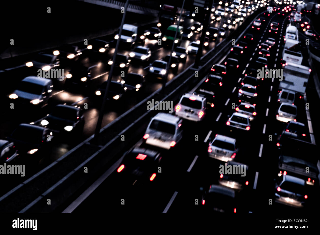 Luci auto su una autostrada di notte Foto Stock