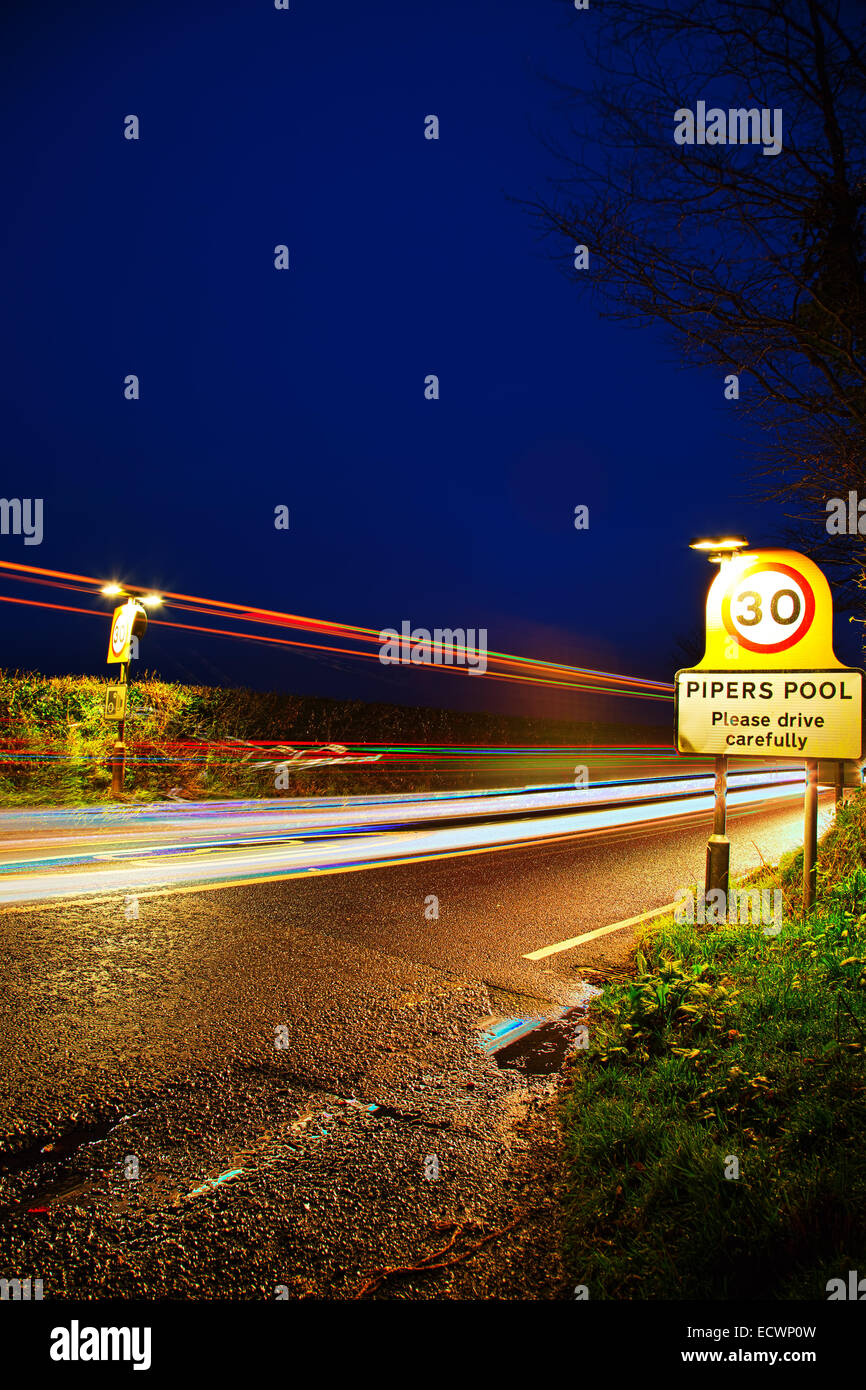 La strada principale attraverso Pipers piscina vicino al Launceston di notte Foto Stock