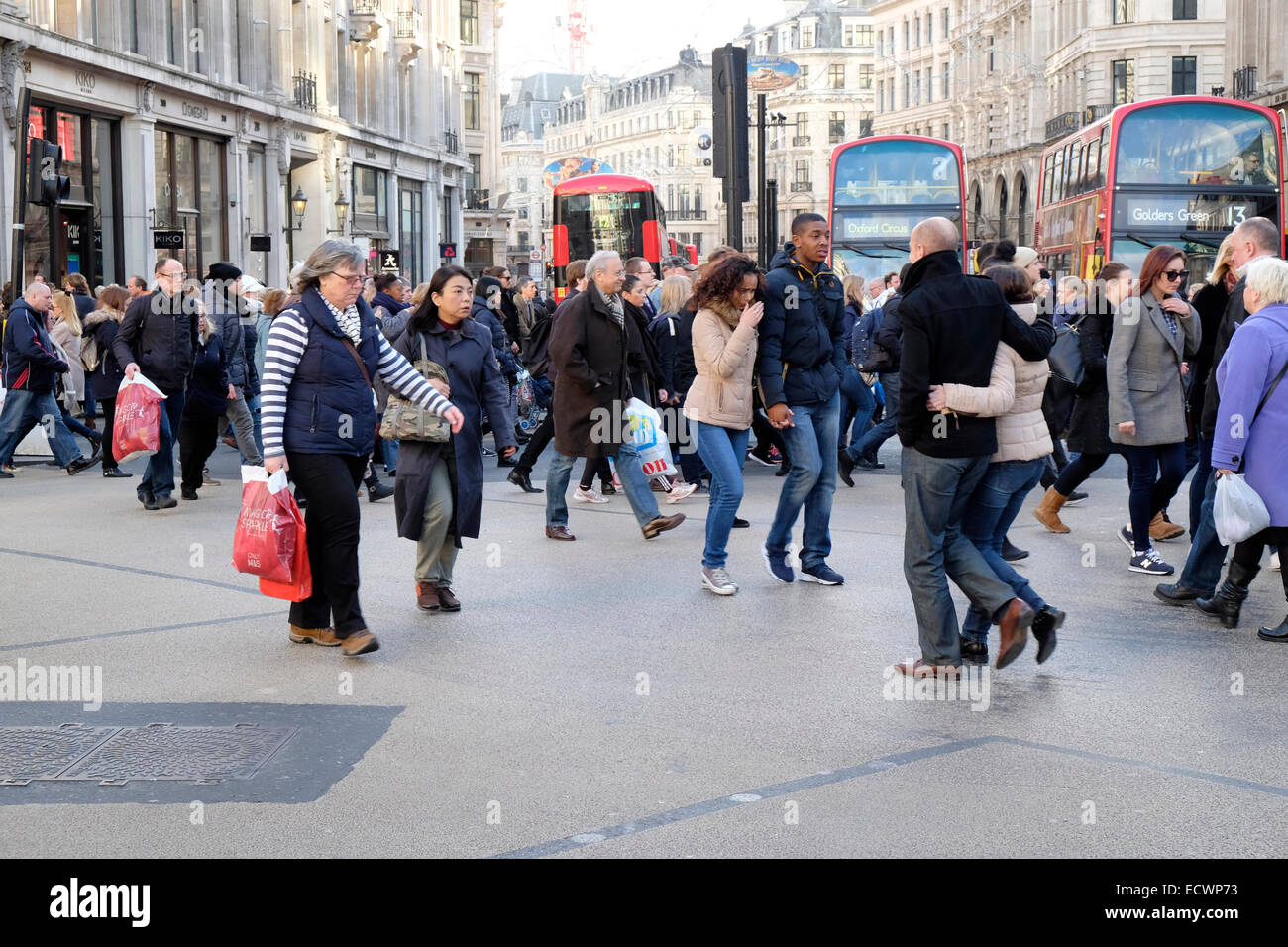 Gli amanti dello shopping a piedi di Oxford Street, Londra, Regno Unito Foto Stock