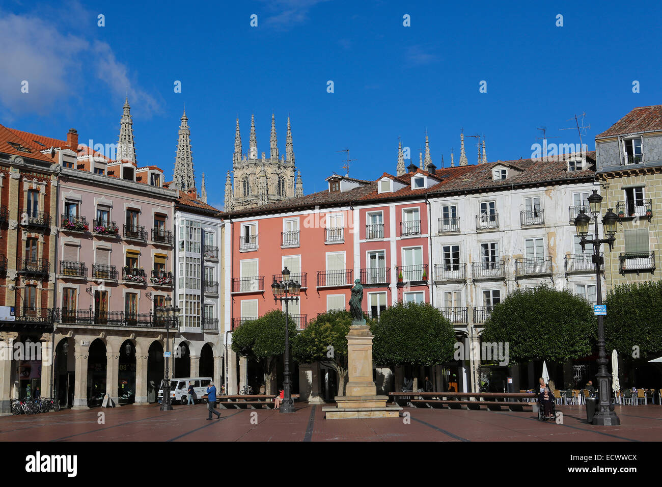 BURGOS, Spagna - 13 agosto 2014: Statua di re Carlos III sulla Plaza Mayor, la piazza principale di Burgos, Castille, Spagna. Foto Stock