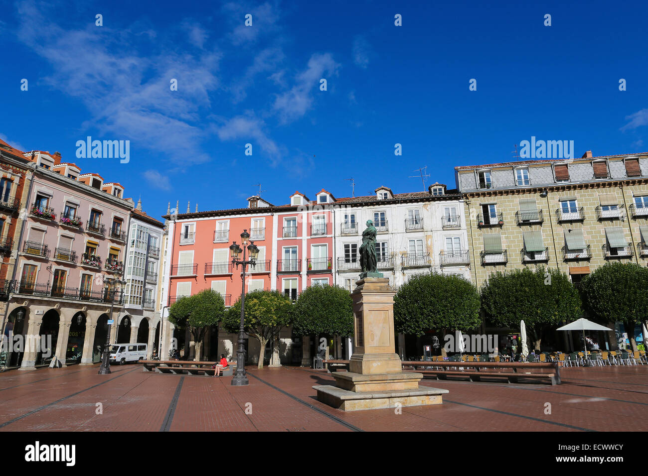 BURGOS, Spagna - 13 agosto 2014: Statua di re Carlos III sulla Plaza Mayor, la piazza principale di Burgos, Castille, Spagna. Foto Stock