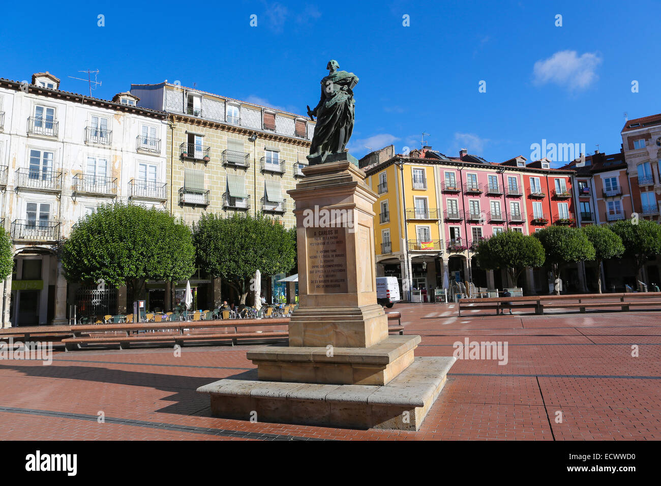 BURGOS, Spagna - 13 agosto 2014: Statua di re Carlos III sulla Plaza Mayor, la piazza principale di Burgos, Castille, Spagna. Foto Stock