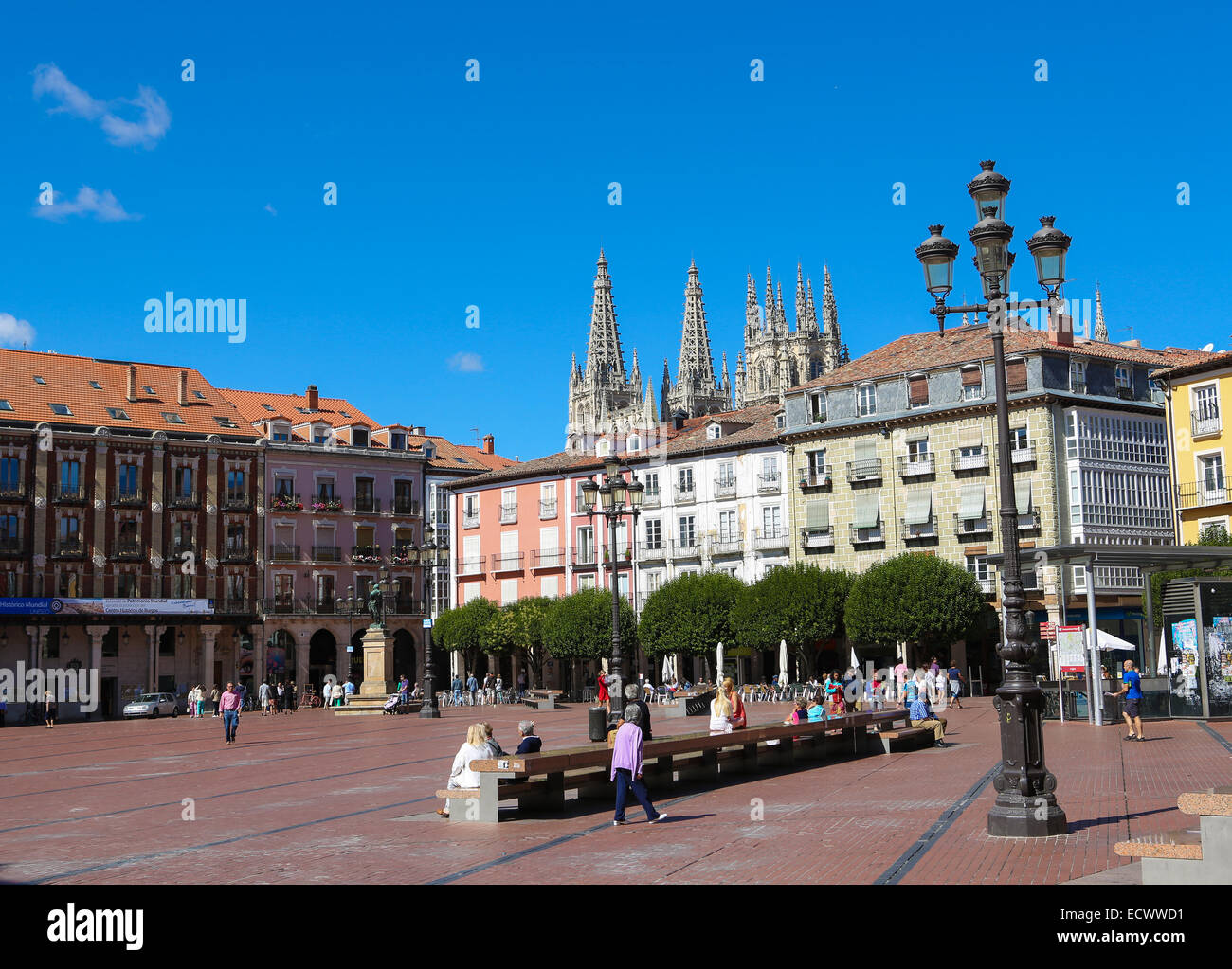 BURGOS, Spagna - 13 agosto 2014: Plaza Mayor e famosa Cattedrale gotica di Burgos, Castille, Spagna. Foto Stock
