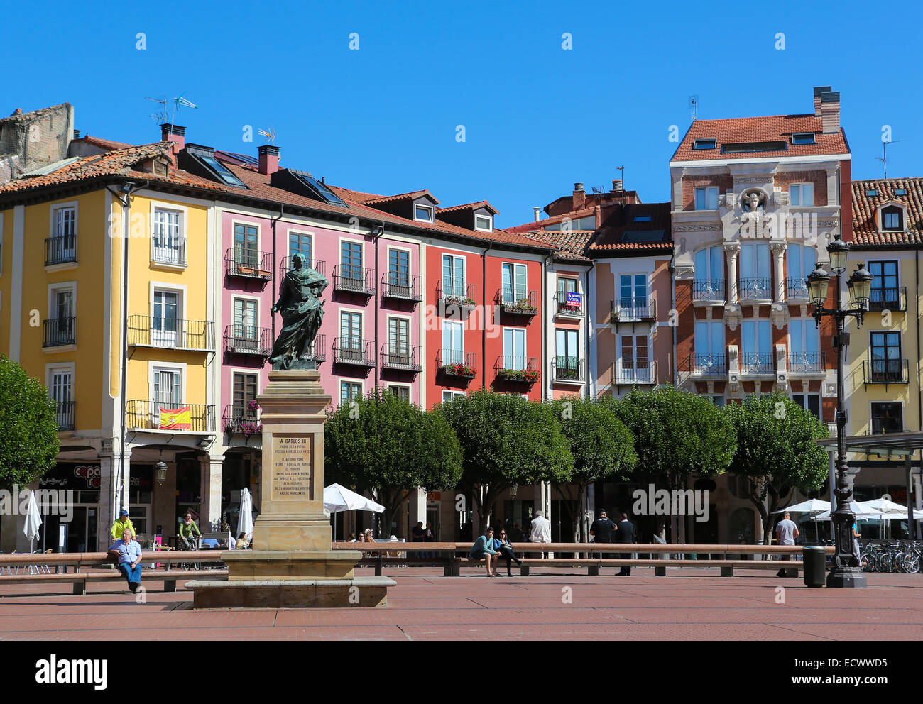 BURGOS, Spagna - 13 agosto 2014: Statua di re Carlos III sulla Plaza Mayor, la piazza principale di Burgos, Castille, Spagna. Foto Stock