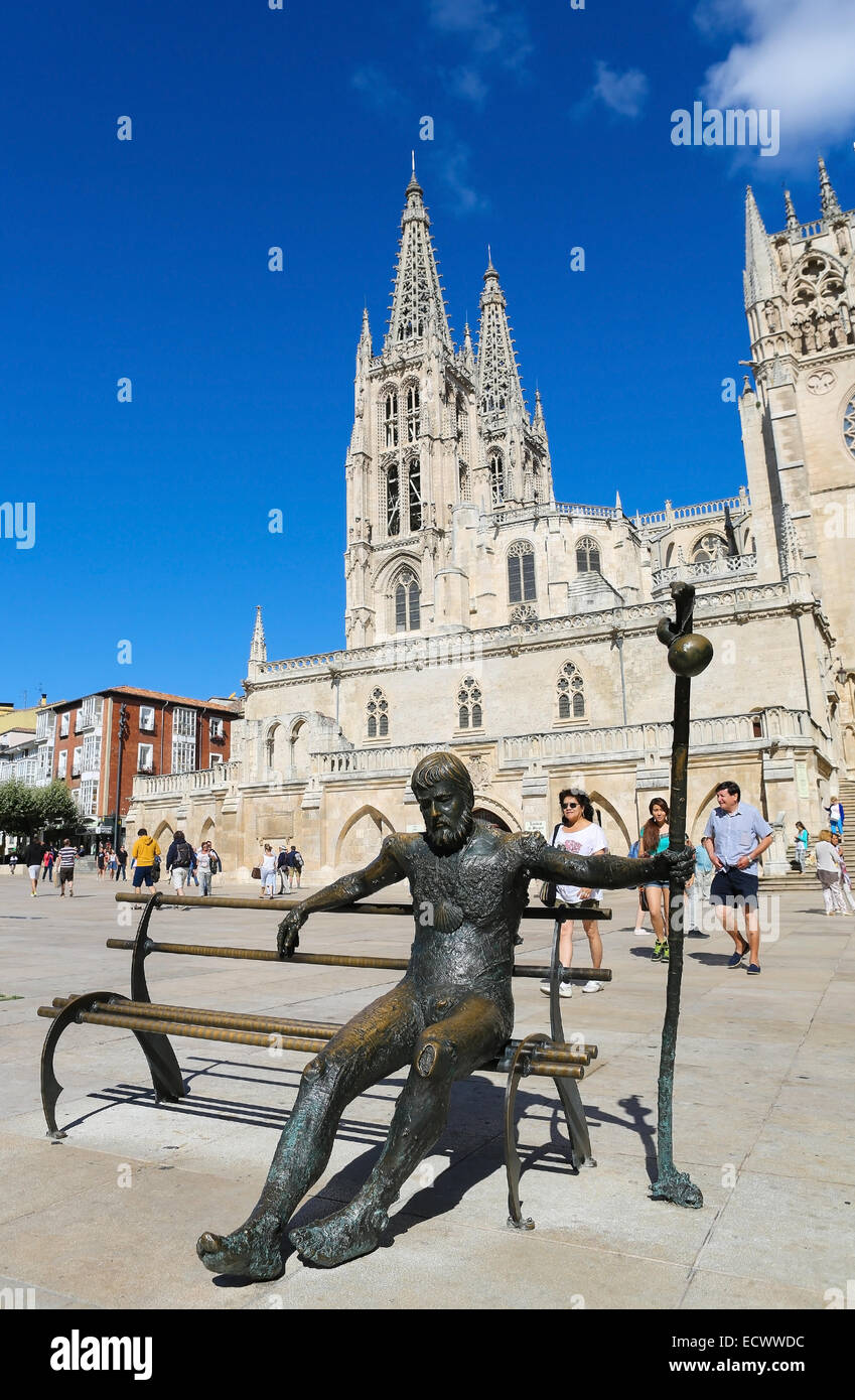 BURGOS, Spagna - 13 agosto 2014: Statua del pellegrino sul Camino de Santiago di fronte alla cattedrale gotica di Burgos, Castill Foto Stock