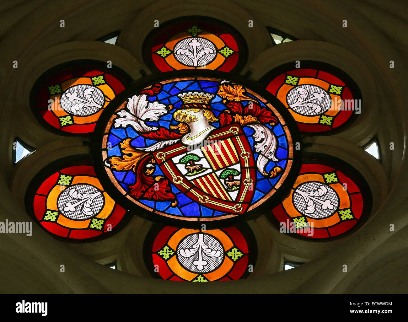 Vetrata raffigurante uno stemma nella cattedrale di Burgos, Castille, Spagna. Foto Stock
