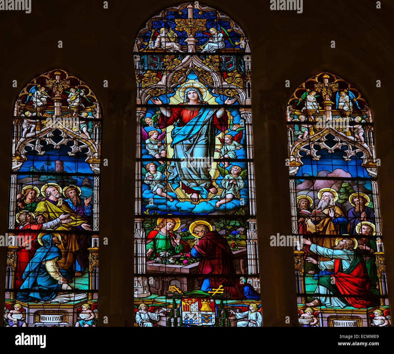 Vetrata raffigurante l'Assunzione di Maria nella cattedrale di Burgos, Castille, Spagna Foto Stock