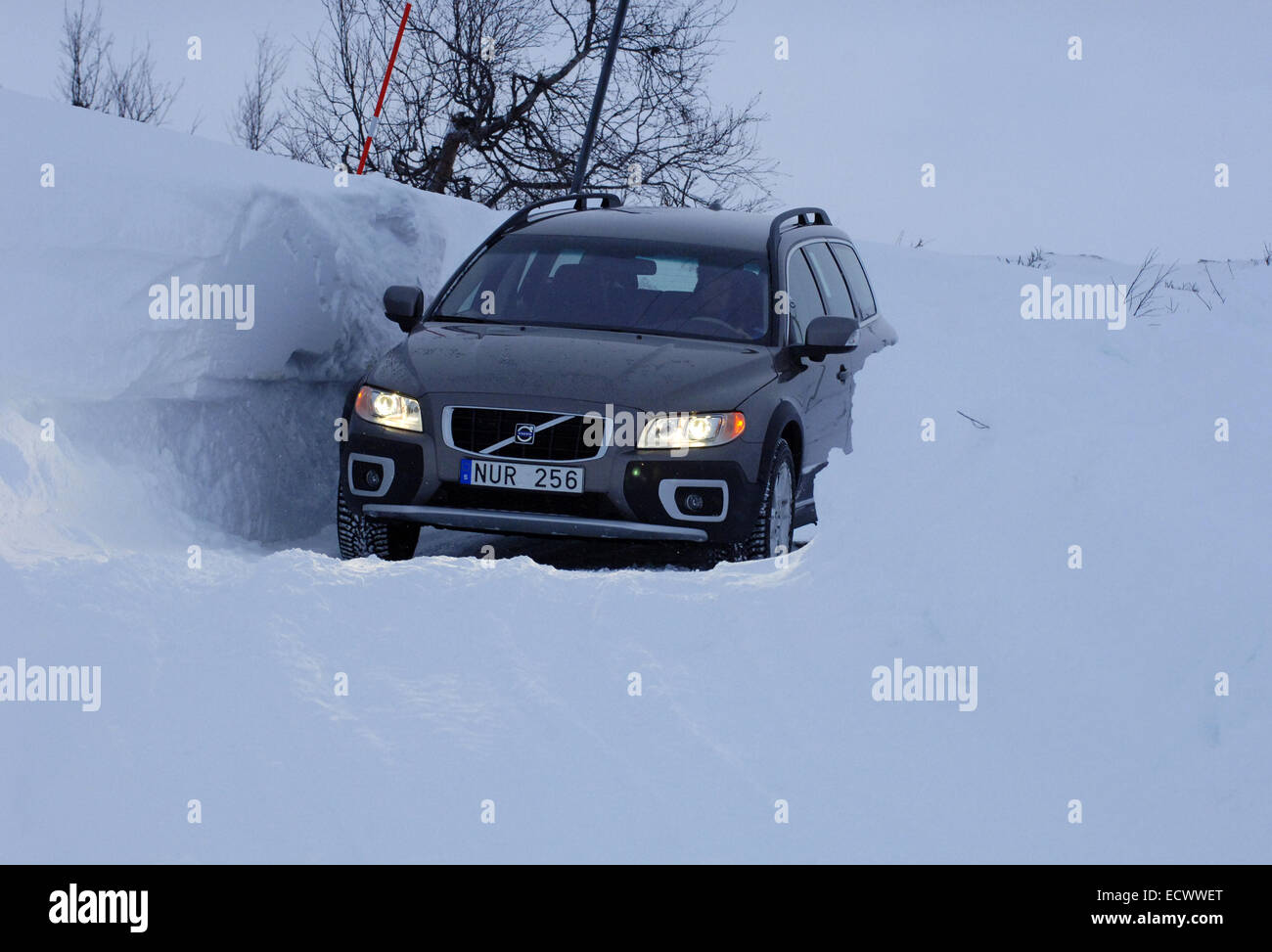 Car guida su neve e ghiaccio vicino al circolo polare artico in Svezia. Volvo  XC70 utilizzando gli pneumatici invernali Foto stock - Alamy