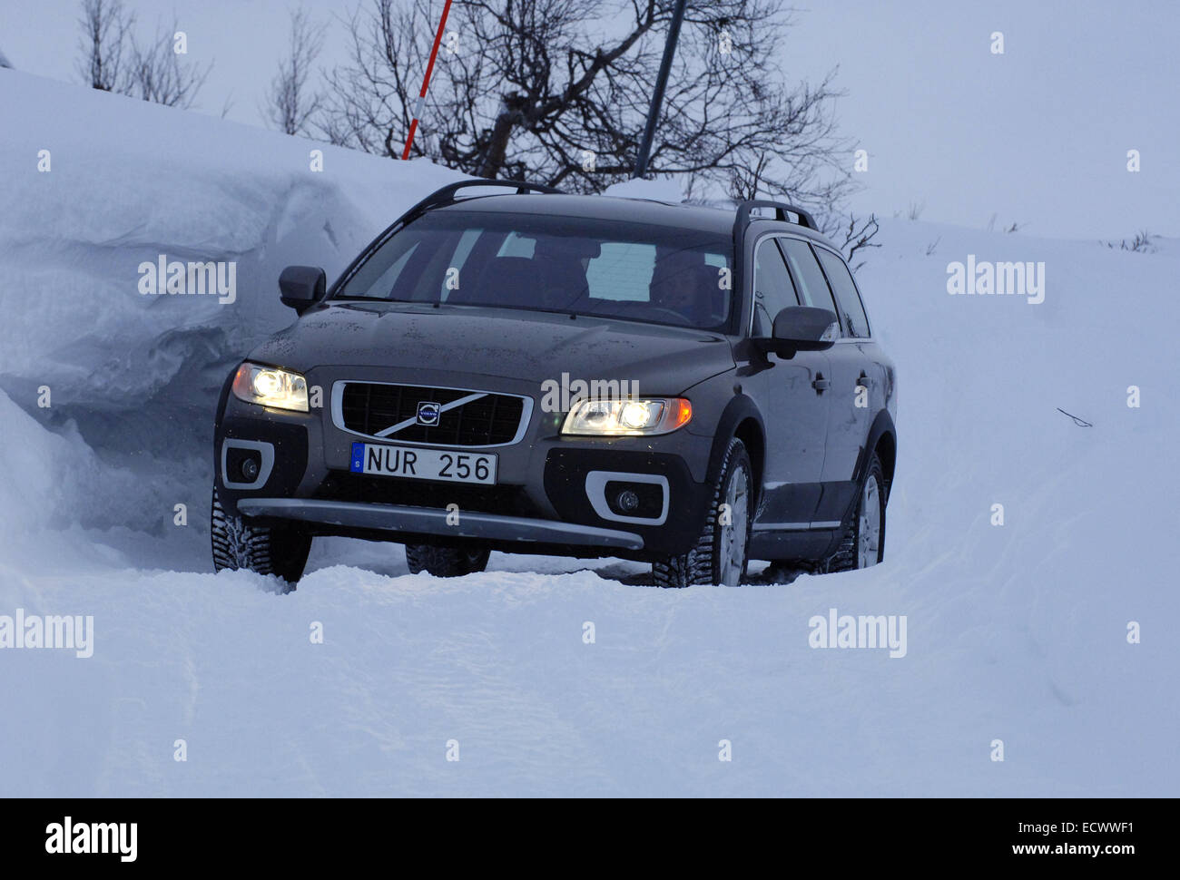 Car guida su neve e ghiaccio vicino al circolo polare artico in Svezia.  Volvo XC70 utilizzando gli pneumatici invernali Foto stock - Alamy